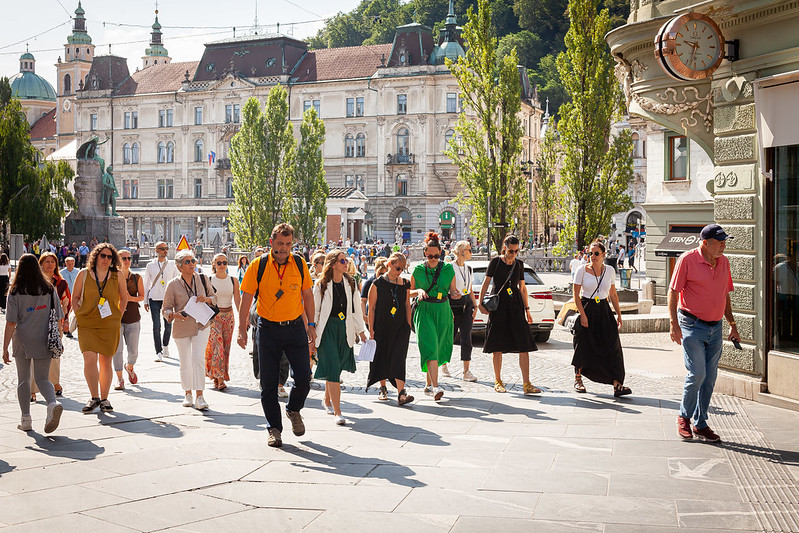 Tourist:innen in einer Stadt