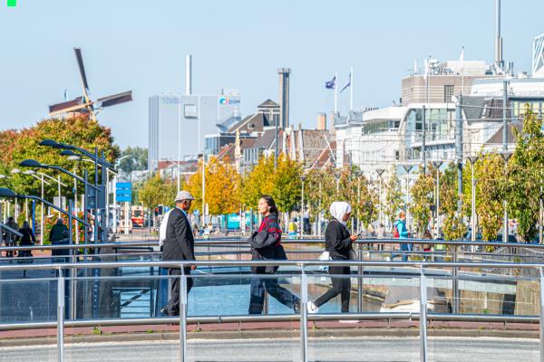 Wandelende mensen op een brug