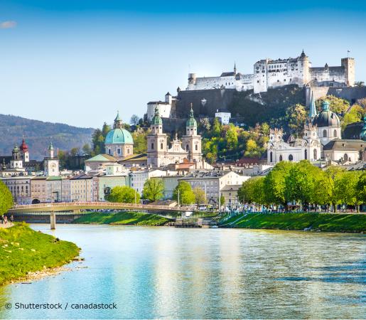 Salzburger Altstadt mit Festung im Hintergrund und Salzach im Vordergrund